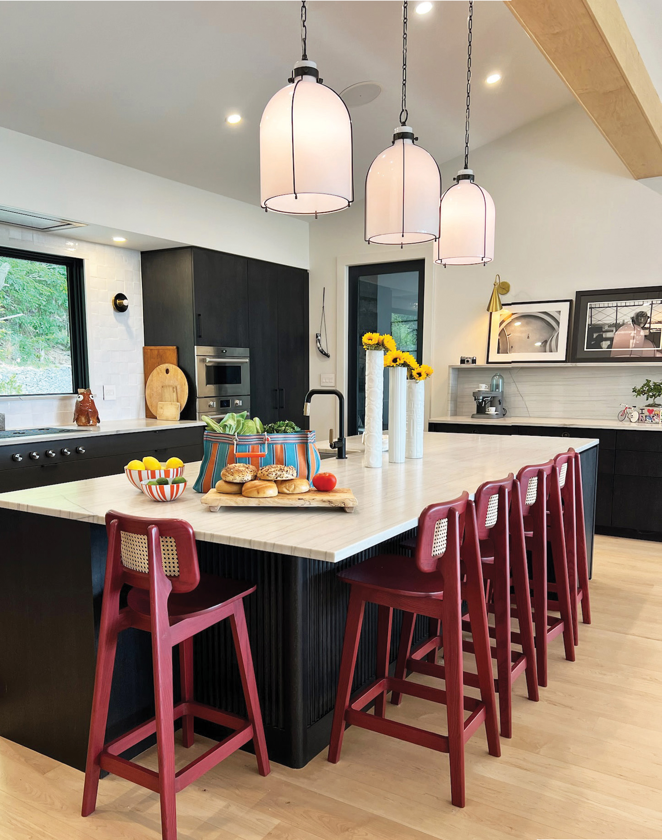 For a color hit in the kitchen, Dubilier sourced red stools by Industry West. The photos on the ledge underscore her love of the craft—pre-marriage and kids, she was a fashion photographer for Vogue, Elle, and Harper’s Bazaar.